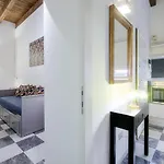 Right House - Characteristic Marina District Apartman *