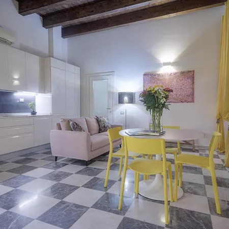 Right House - Characteristic Marina District