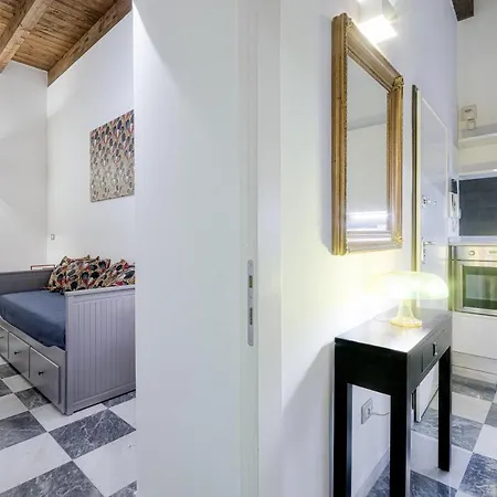 Right House - Characteristic Marina District Apartament *