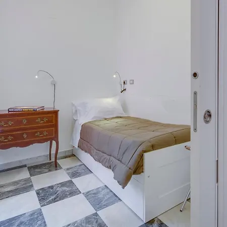 Right House - Characteristic Marina District Apartman