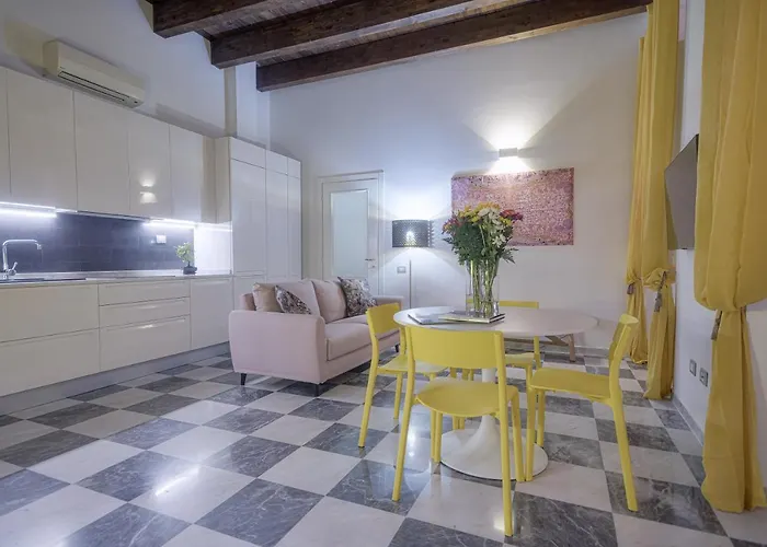 Right House - Characteristic Marina District