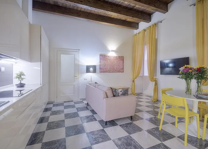 Right House - Characteristic Marina District