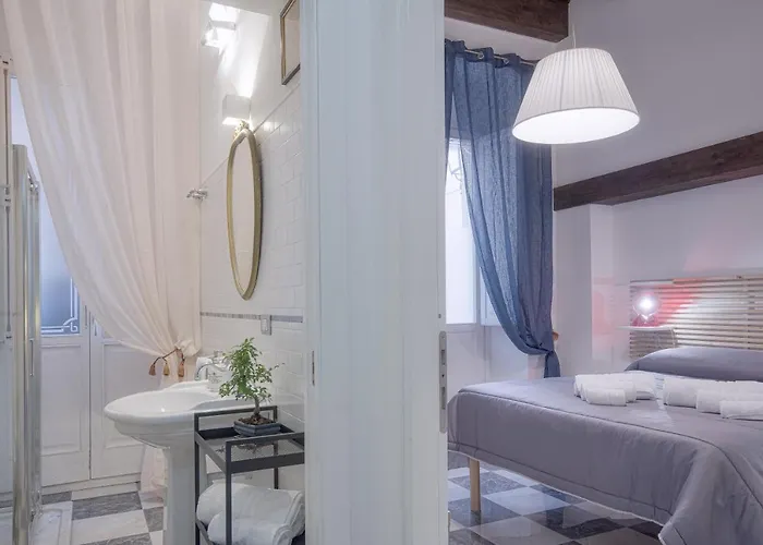 Right House - Characteristic Marina District Cagliari