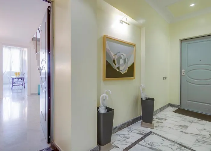 Right House - Characteristic Marina District