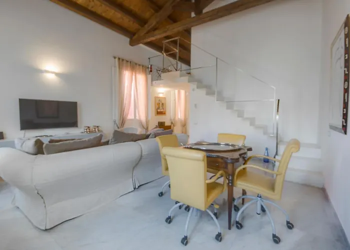 Right House - Characteristic Marina District * Cagliari